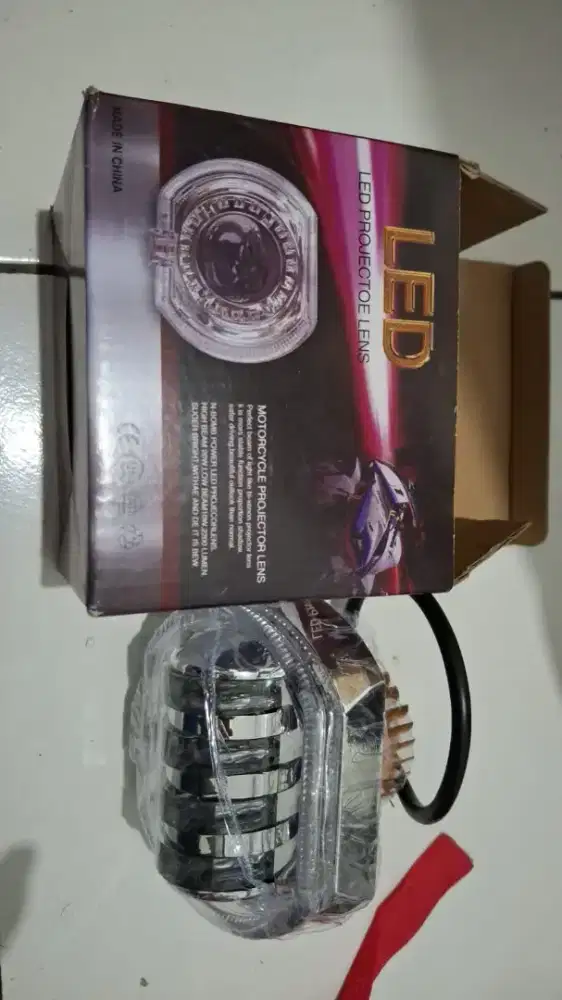 Lampu LED warna warni