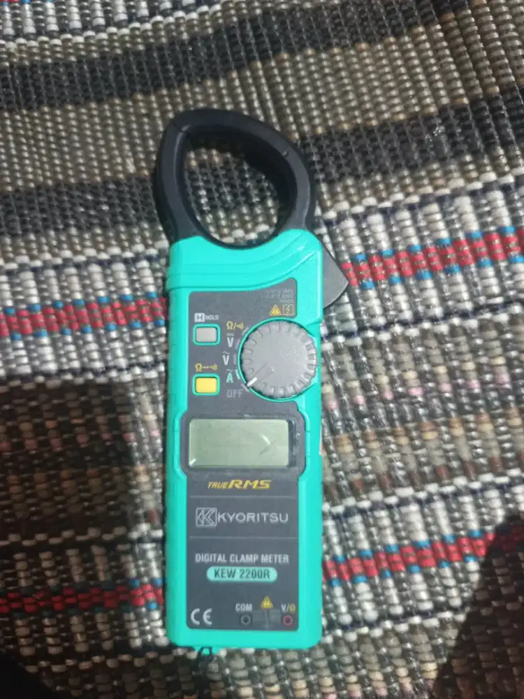 Digital clamp meter