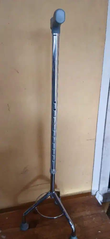 Tongkat untuk membantu berjalan.