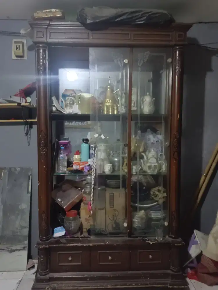 Lemari Minimalis Kaca pintu 3 750k Nego sampai jadi