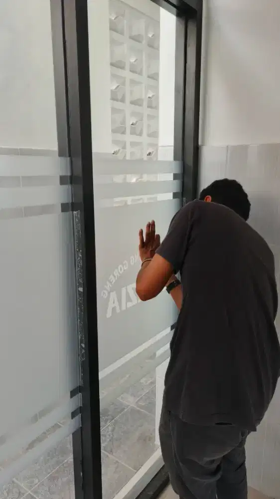 Stiker sandblast sticker buram es unt sekat kaca ruangan resto & cafe