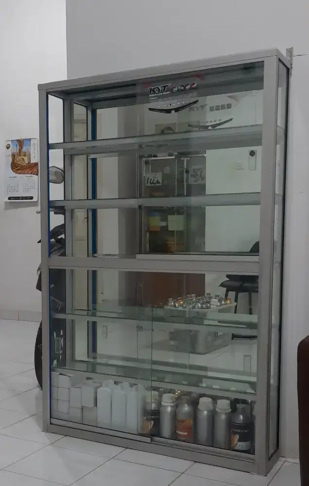 Etalase Gantung Serba Guna