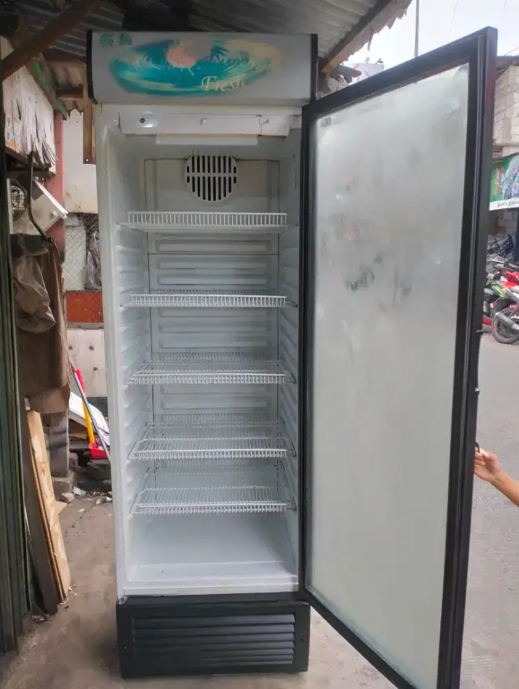 Showcase jumbo merek Gea kapasitas 480 liter dingin normal