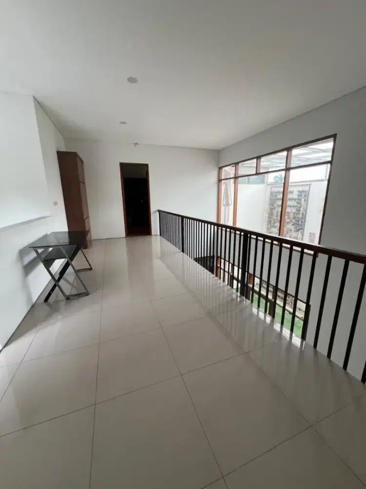 Disewakan rumah mewah singgasana mekarwangi 1,5 lantai murah bagus