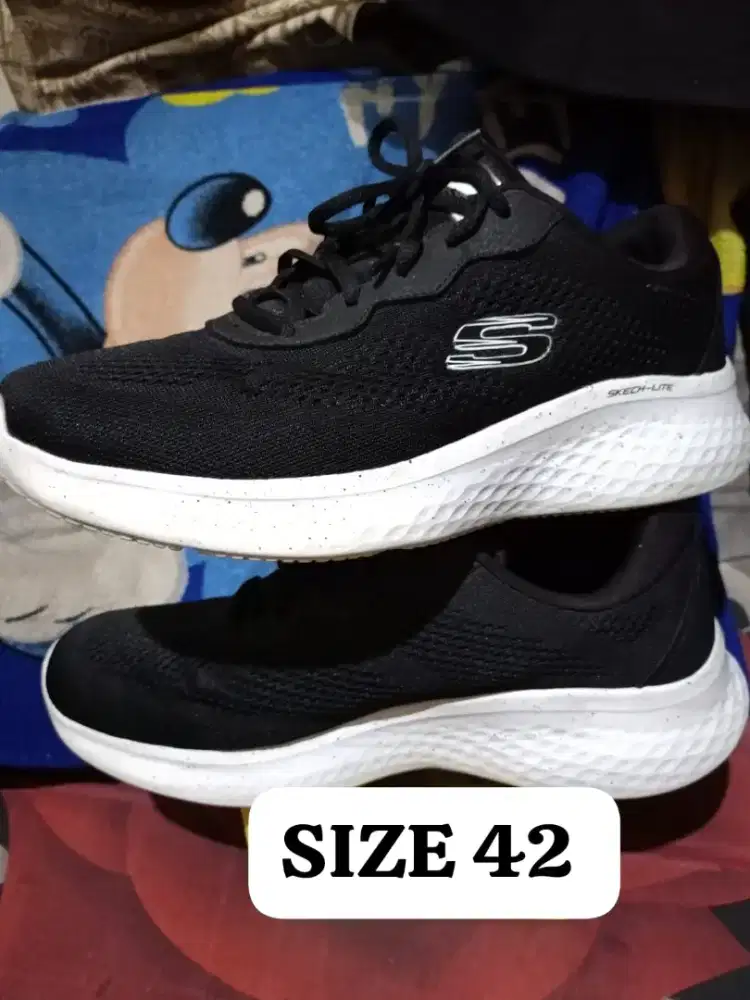 Sepatu SKECHERS Pria Size 44