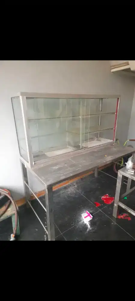 Meja etalase makanan