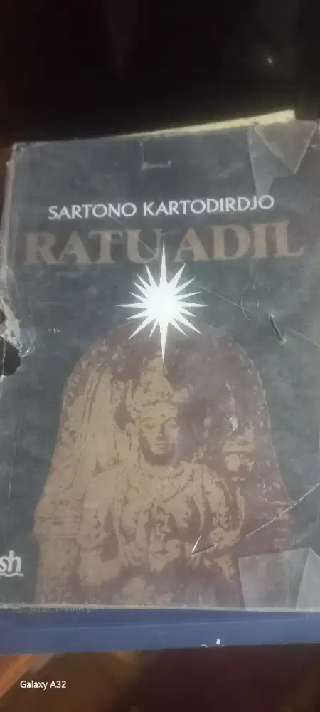 Buku sejarah dulu pas kuliah.udah purna saya jual murah