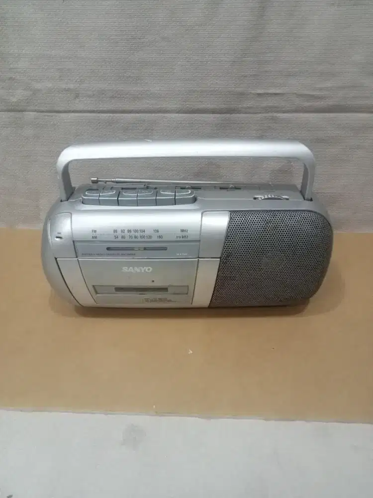 Tape kompo casette radio SANYO
