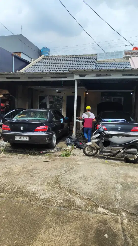 Helper atau Mekanik Mobil