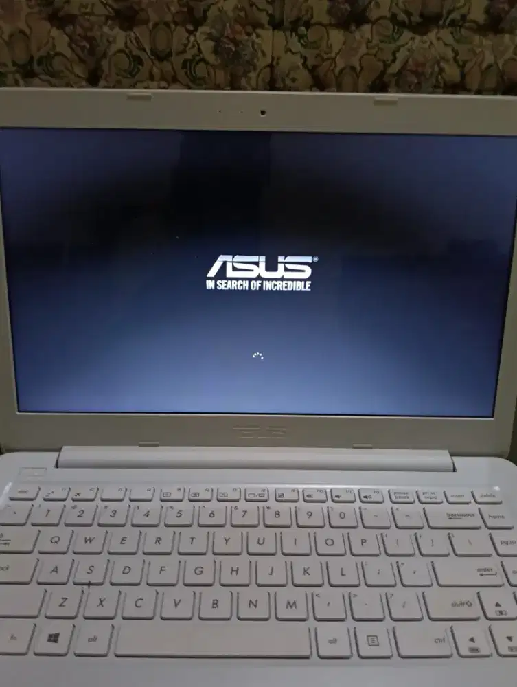 Laptop ASUS Slim E402Y