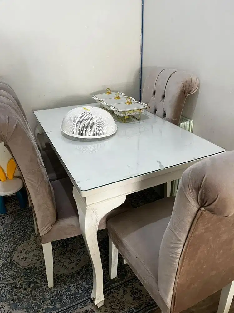 Meja Makan Bekas Pakai, Mulus, 4 Seats