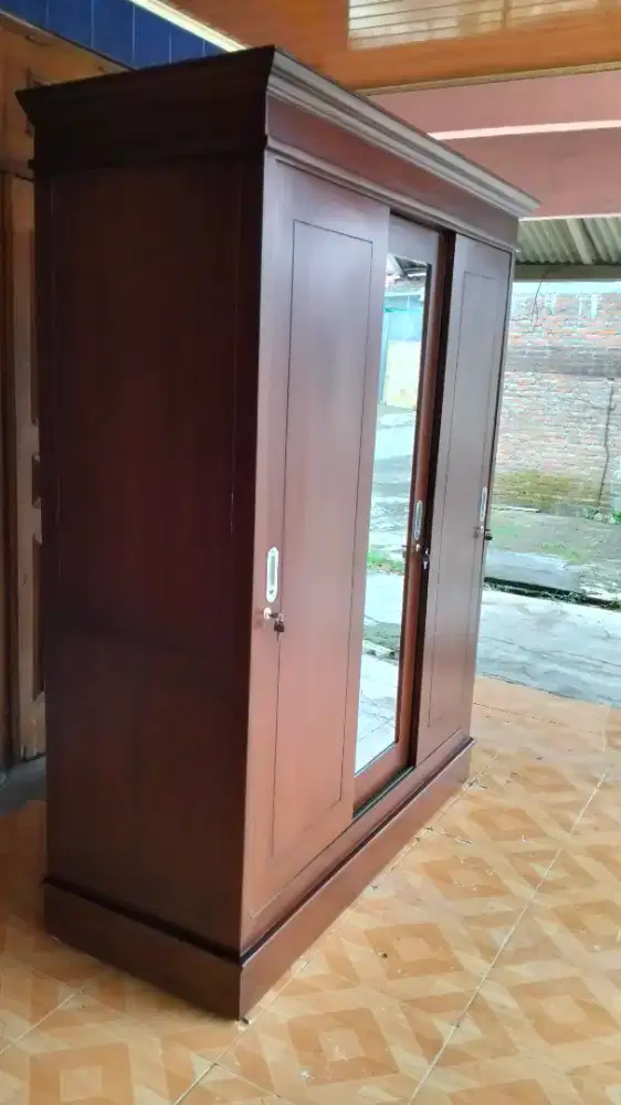 Lemari tiga pintu sliding kayu jati