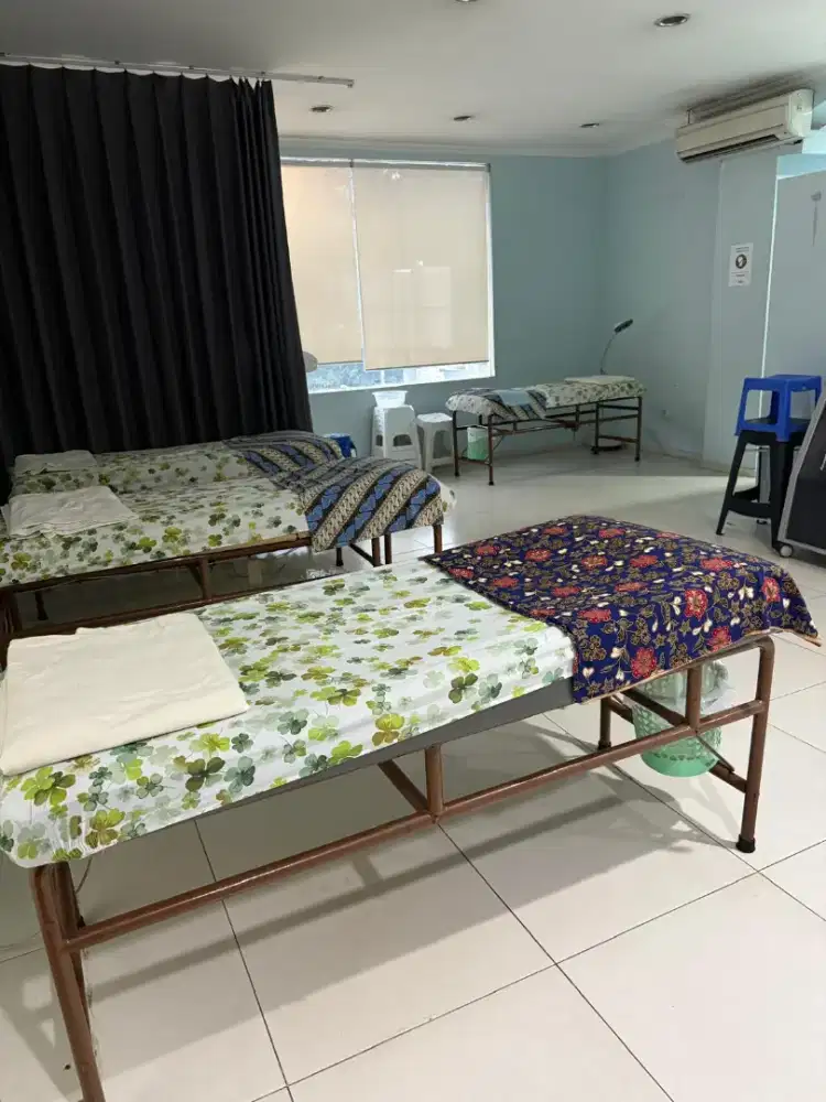 Kasur, kursi, sekat, kaca, dll