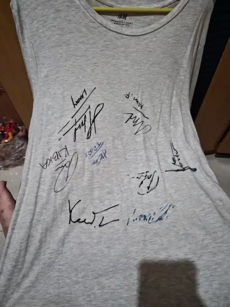 Baju H&M bertuliskan tanda tangan pemain badminton
