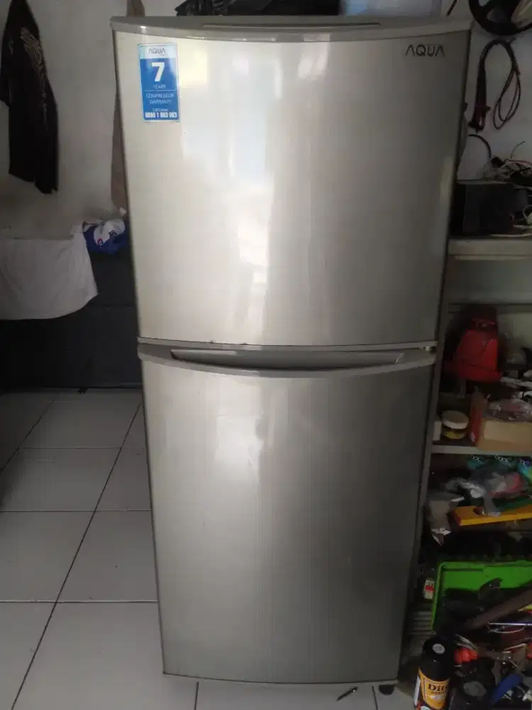 Kulkas 2 pintu Merk Aqua