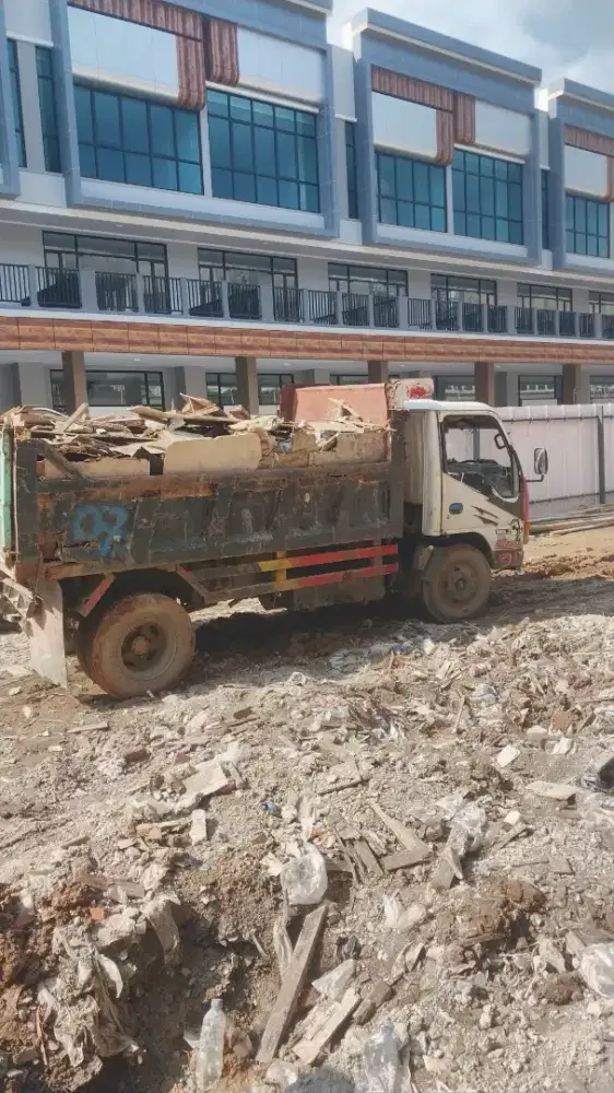 Buang sampah puing banguna