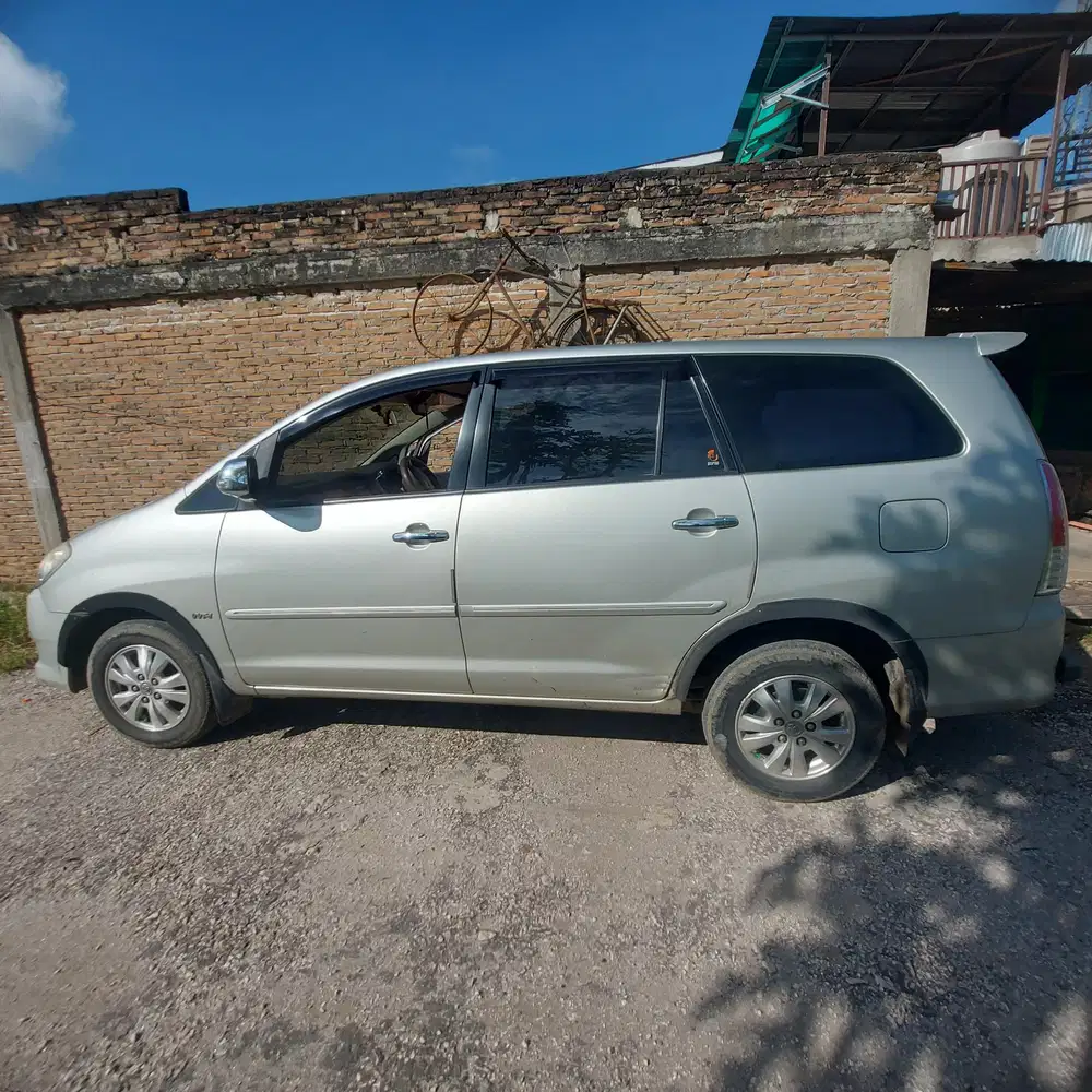 Toyota Kijang Innova 2011 Bensin