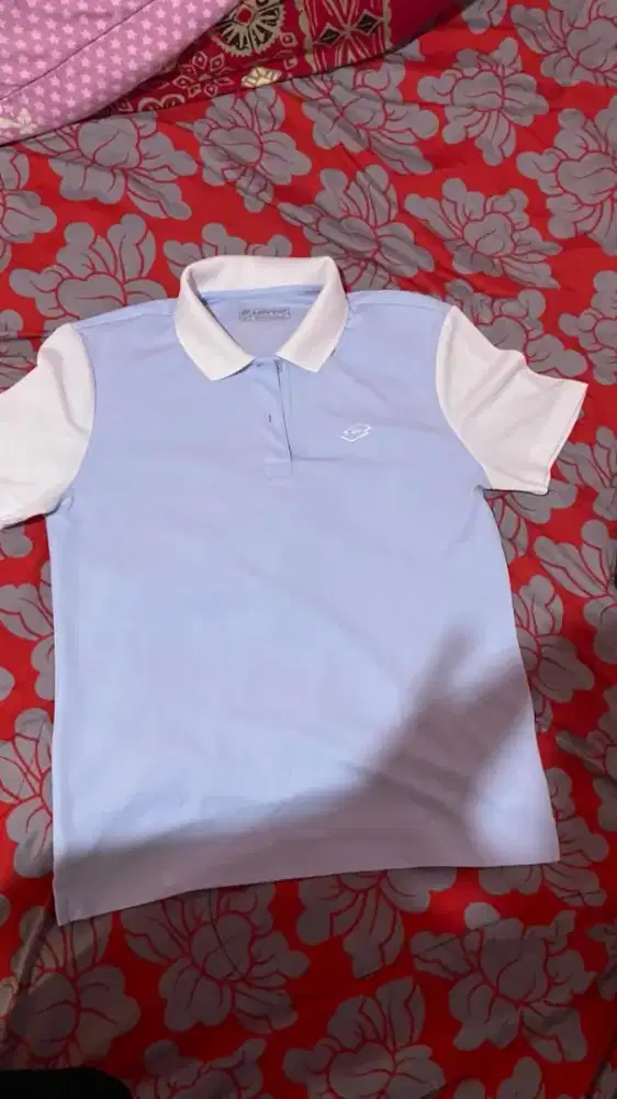 Baju kaos merek Lotto warna biru putih