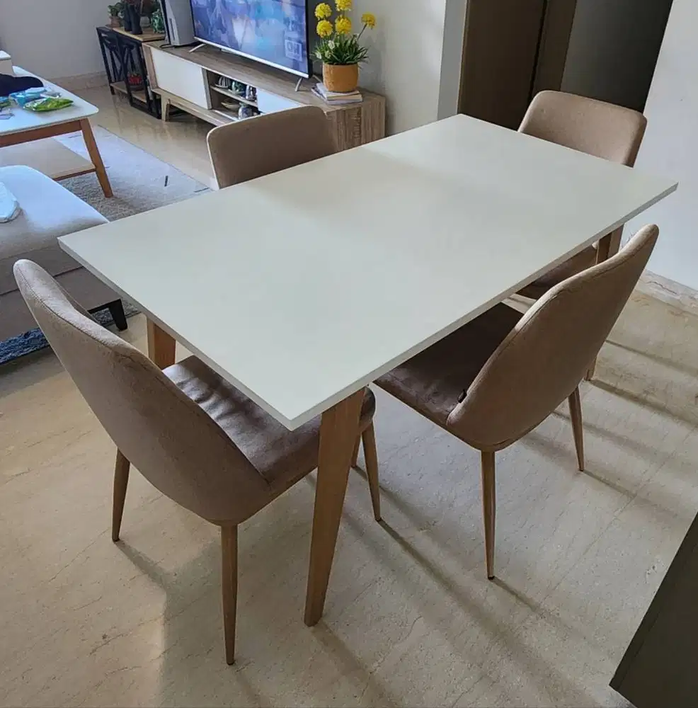 Meja Makan INFORMA jual cepat kondisi masih BAGUS & Layak