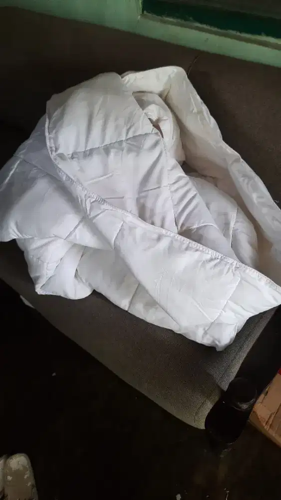 Jual cepat bed cover warna putih bagus