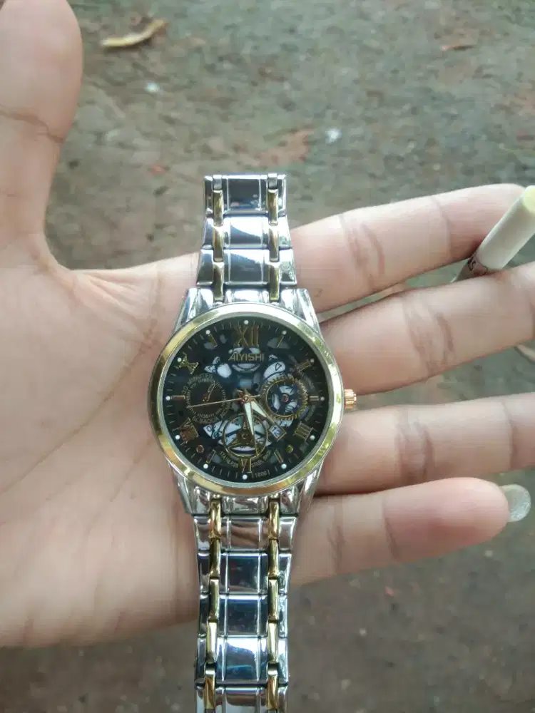 Jam tangaan bekas di jual 200k aja masi mulus