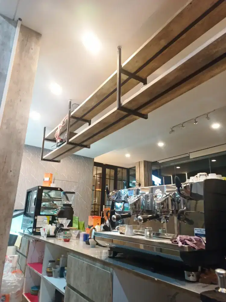 Di cari junior barista perempuan