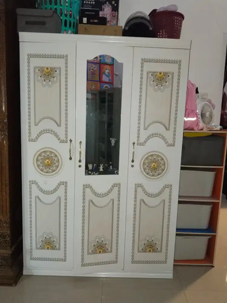 Lemari besi 3 pintu muat banyak barang