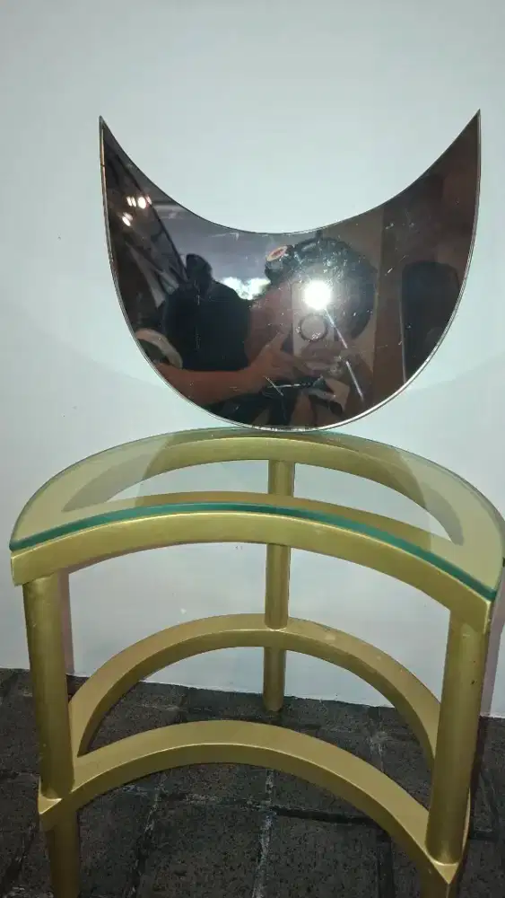 Meja dan cermin mini