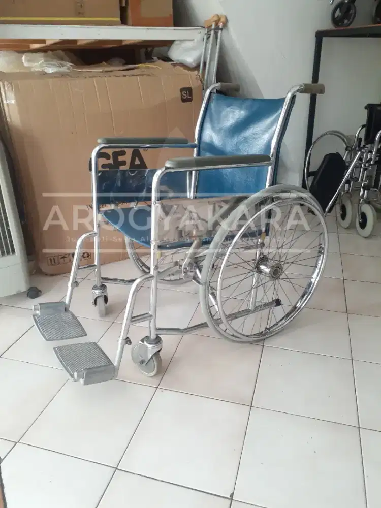 Kursi roda standart bekas