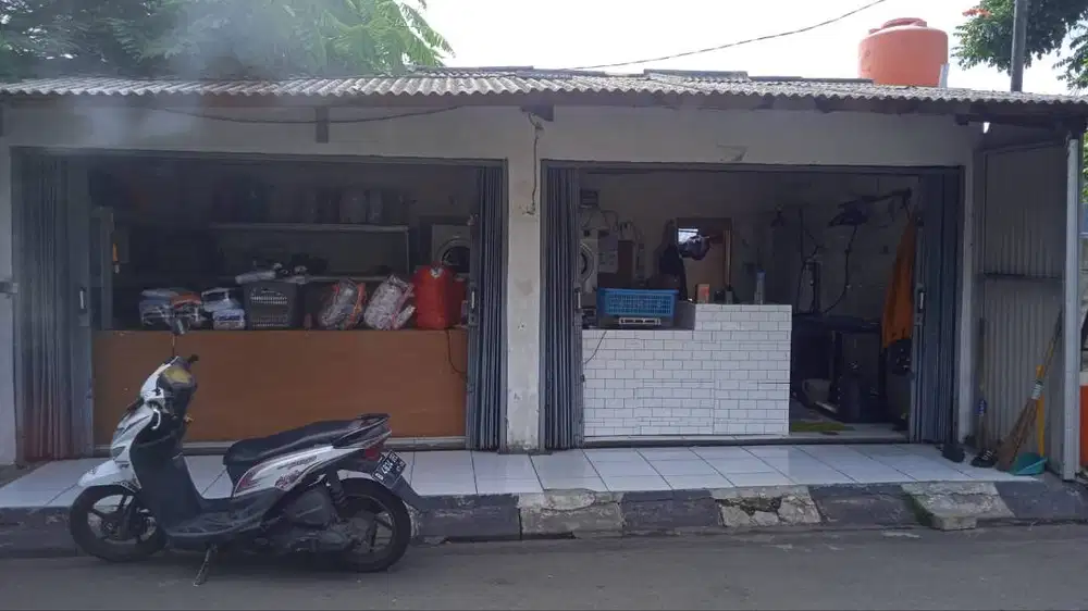 Karyawan laundry anter jemput