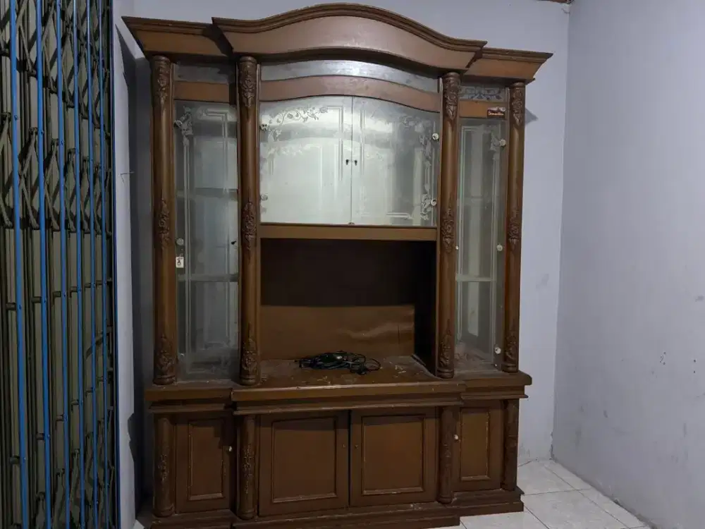 Lemari kayu pajangan