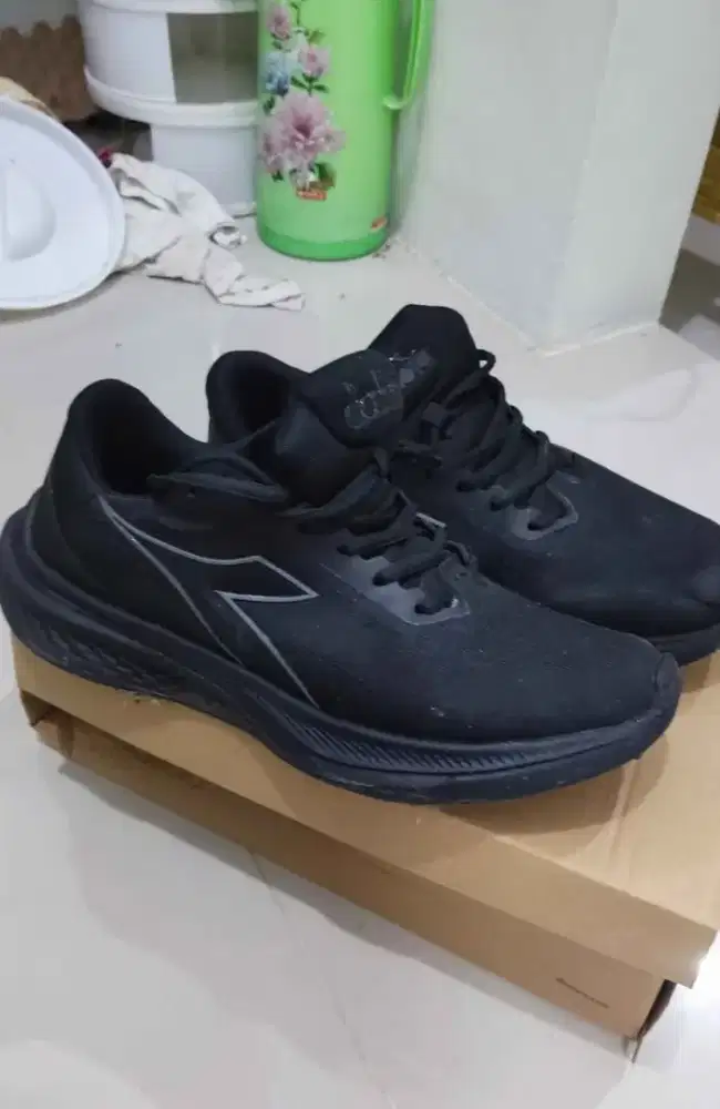 Sepatu sneaker diadora