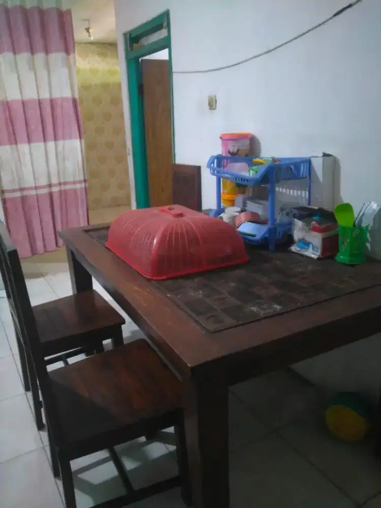 Meja Makan Kayu Jati plus 6 Kursi Kayu Jati Terlihat Gress Bagus Baik