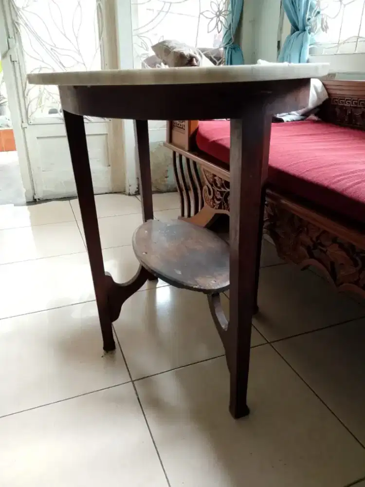 Meja marmer tua jaman voc