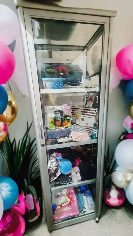 Lemari kaca lemari tas lemari helm lemari aksesoris