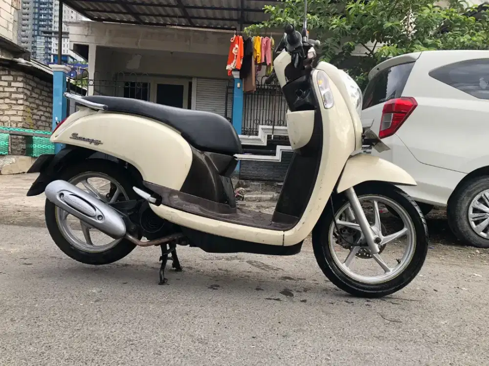Honda scoopy 2013 bisa tt Lokasi jl kalisari damen 102 Surabaya