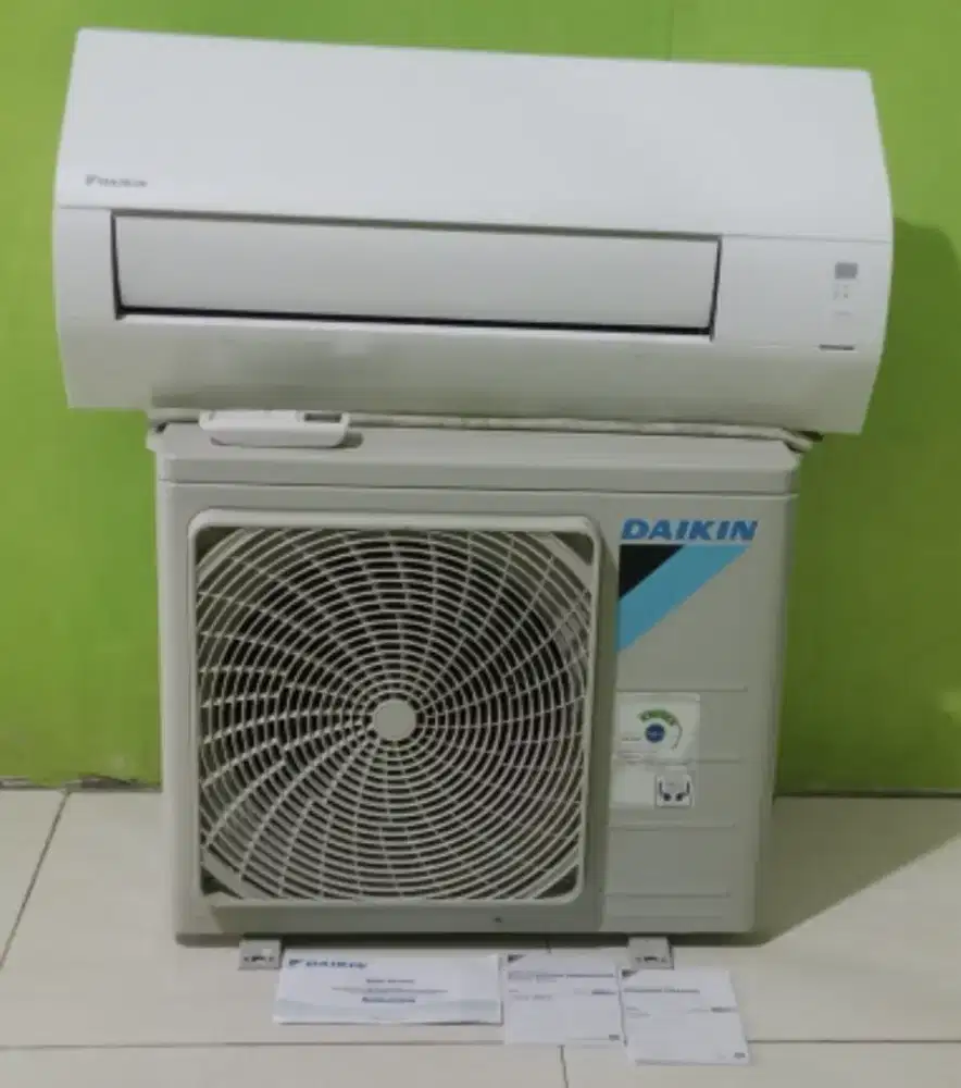 Terima Dingin. AC DAIKIN ½ PK.  Like NEW.  FREE MATERIAL.