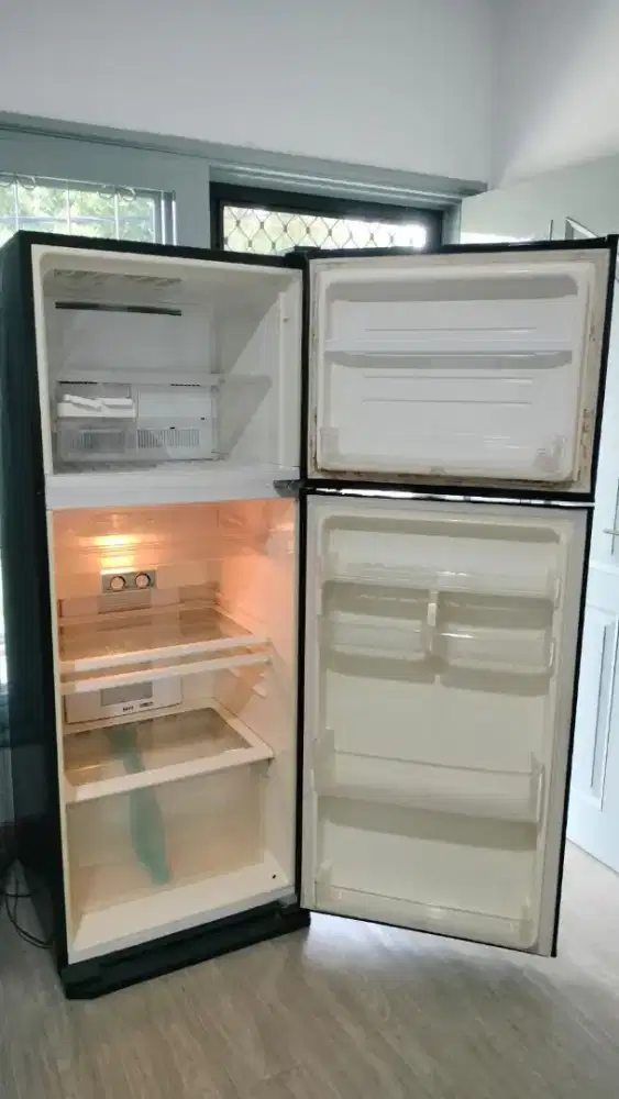 Kulkas 2 pintu merk Sharp