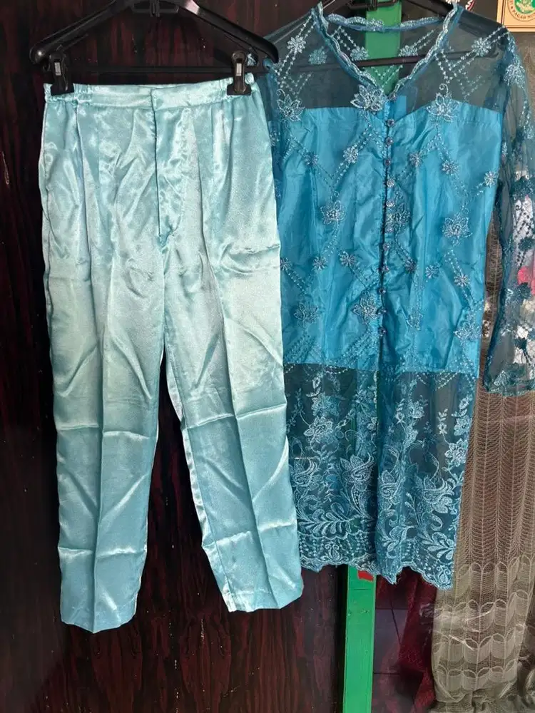 Oneset kebaya brukaat wanita