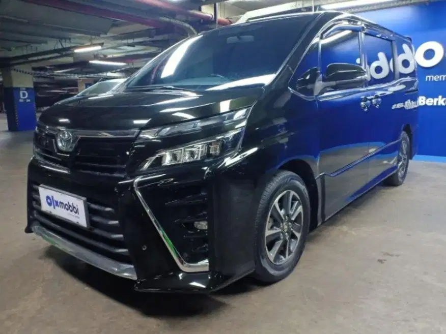 Pajak Panjang - Toyota Voxy 2.0 Bensin-AT 2017 Hitam