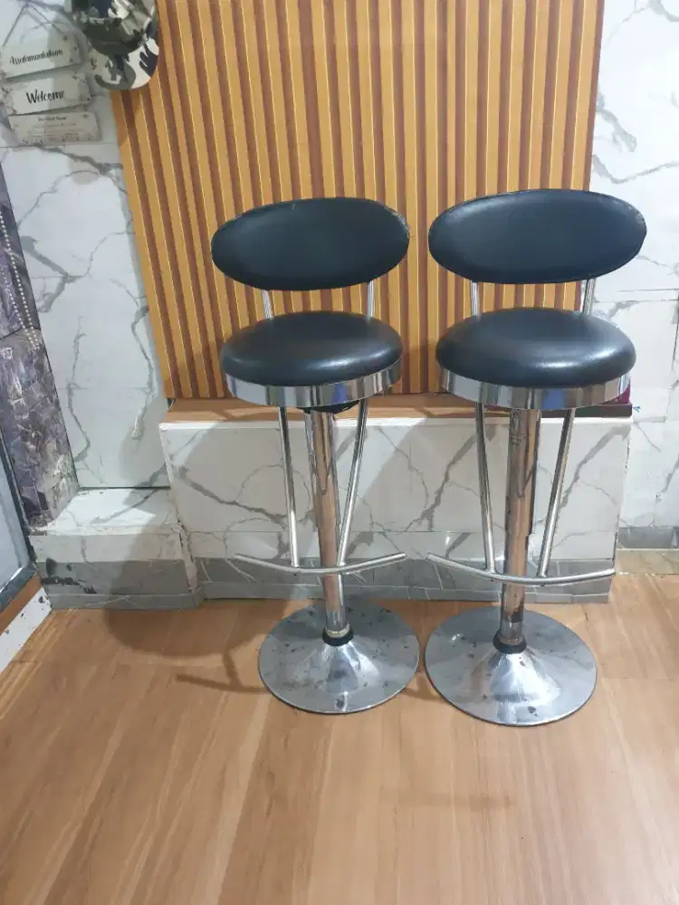 Sepasang Bangku cafe kondisi 90% bagus layak guna.