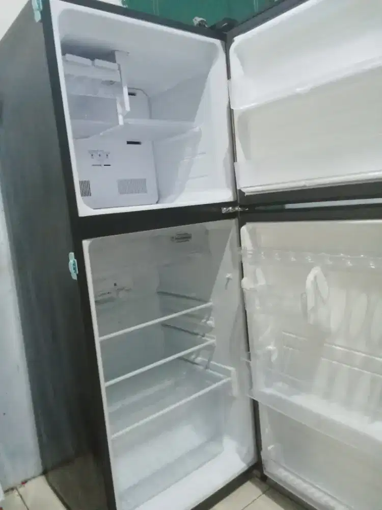 Di jual kulkas Sharp 2 pintu