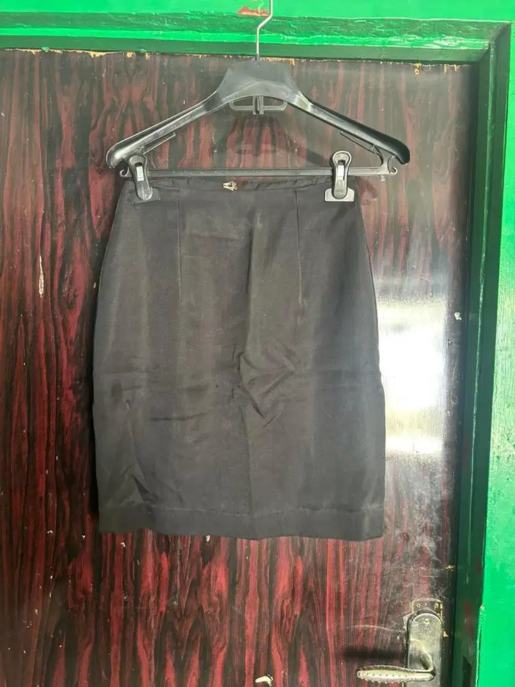 Rok hitam mini wanita