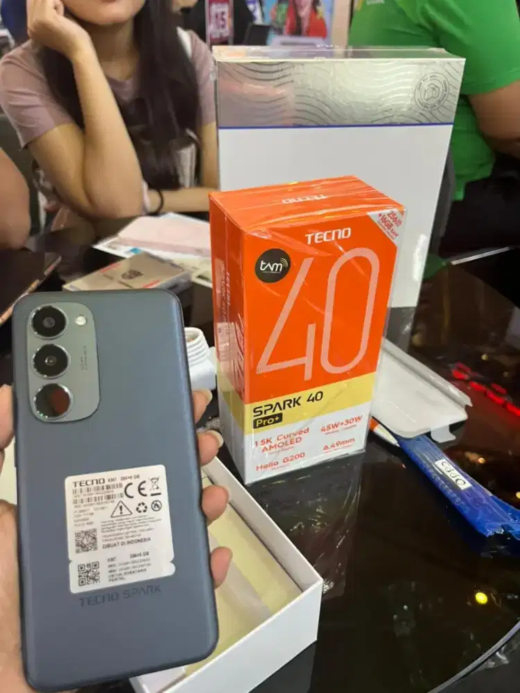 Spark 40 Pro+, Layar Cuved Murah