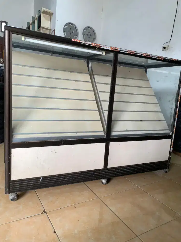 Etalase konter berbahan tebal