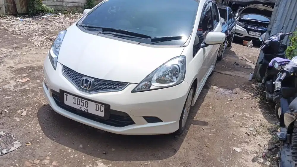 LOW KM. Honda Jazz RS Matic 2010