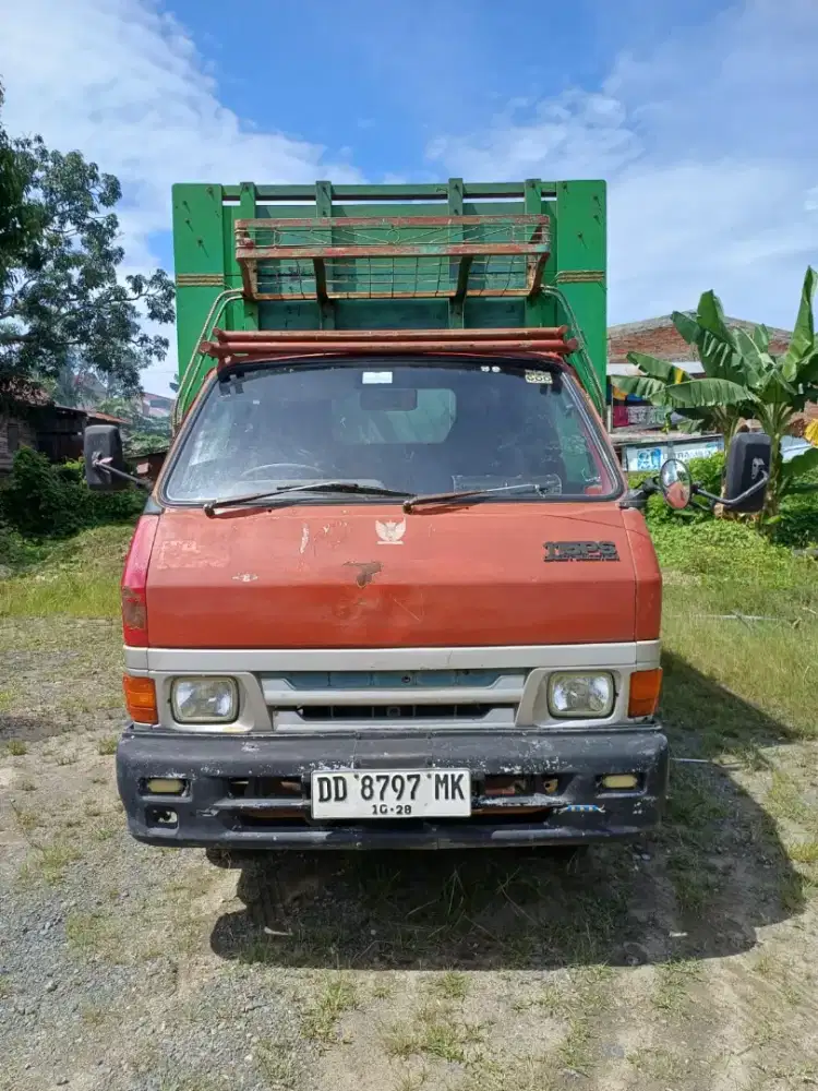 Truk Toyota dyna rhino tahun 2001
