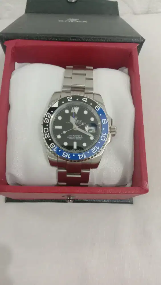 Jam tangan pria Rolex.