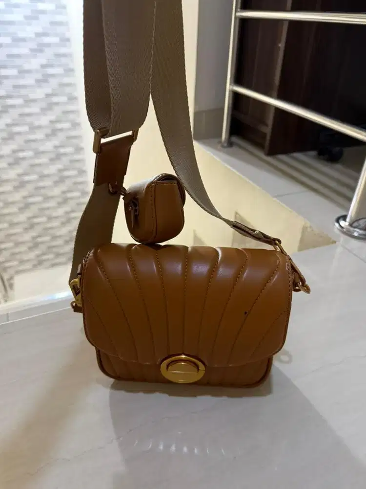 Tas selempang kondisi masi bagus hanya ada satu titik yang lecet