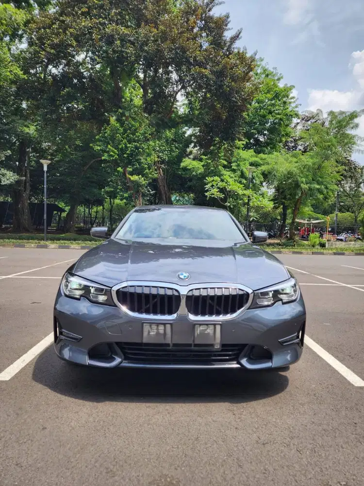 BMW 320i Dynamic  2022 | KM 18.000 | Grey | Istimewa